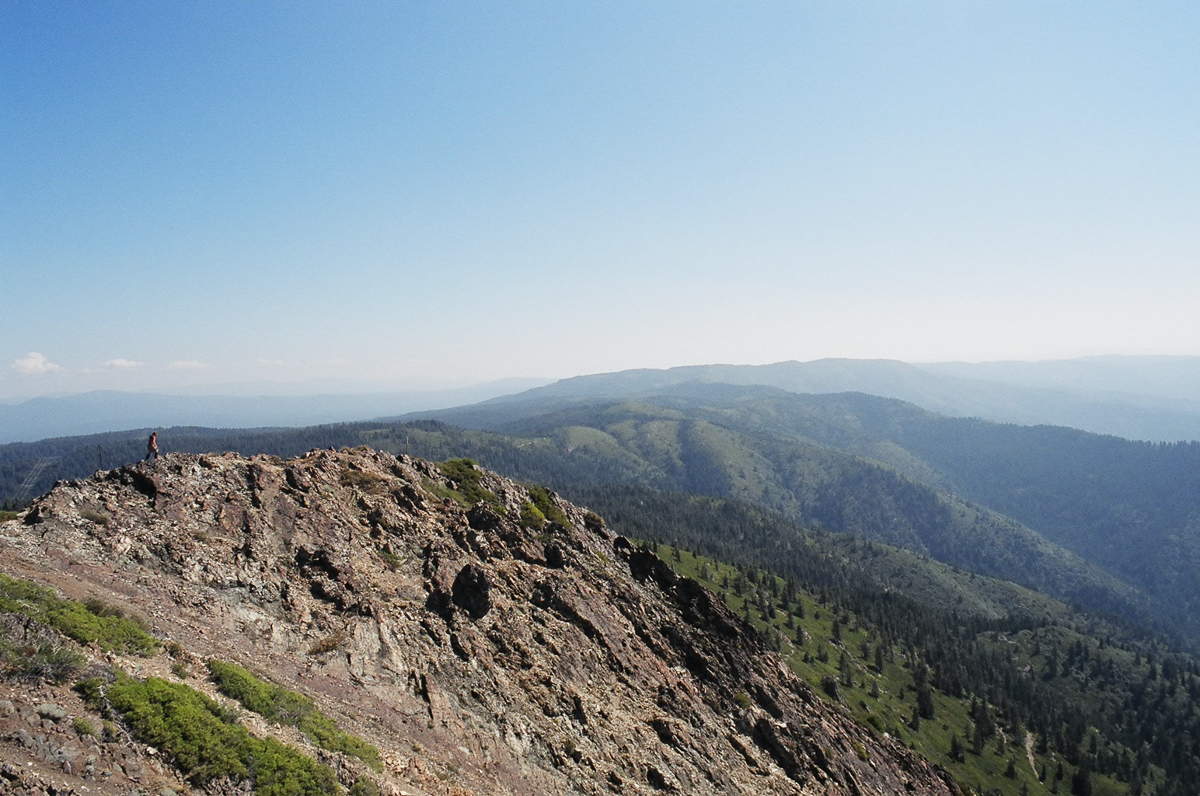 The dramatic granite peaks of the Sierra Nevada are well behind.